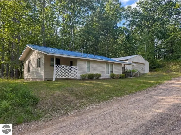 14054 Pointe Rd, Atlanta, MI 49709