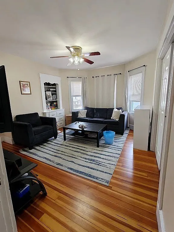 3 bed, 1.0 bath, 990 sqft, $3,000 — Photo 3