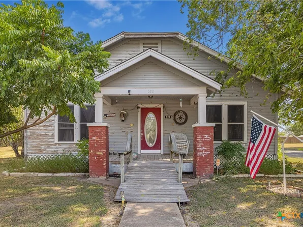 520 E 1st St, Cuero, TX 77954
