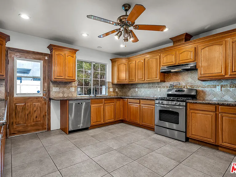 922 S Bundy Dr — Photo 7