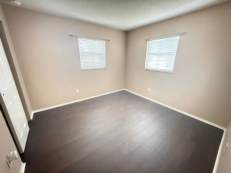 423 Longwood Cir — Photo 9