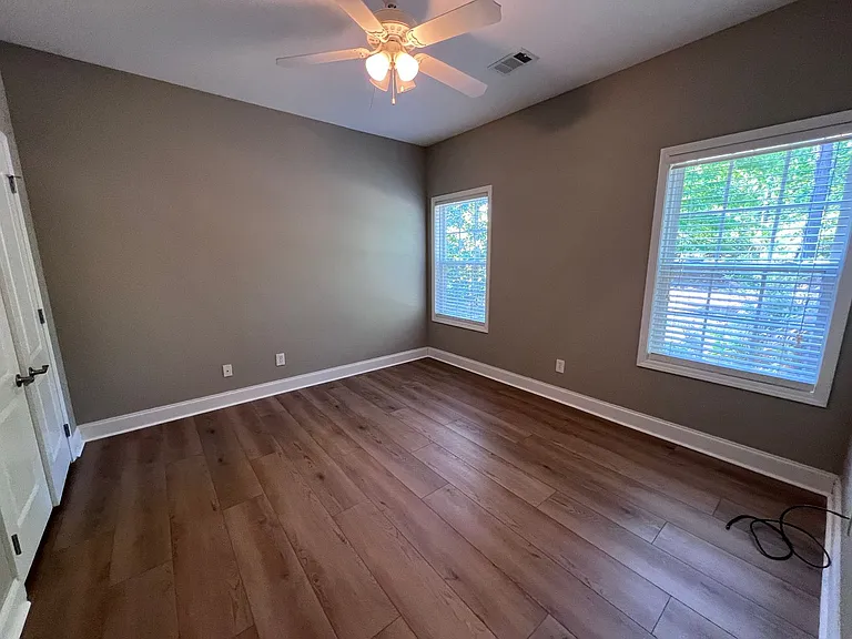 1618 Professional Pkwy — Photo 17