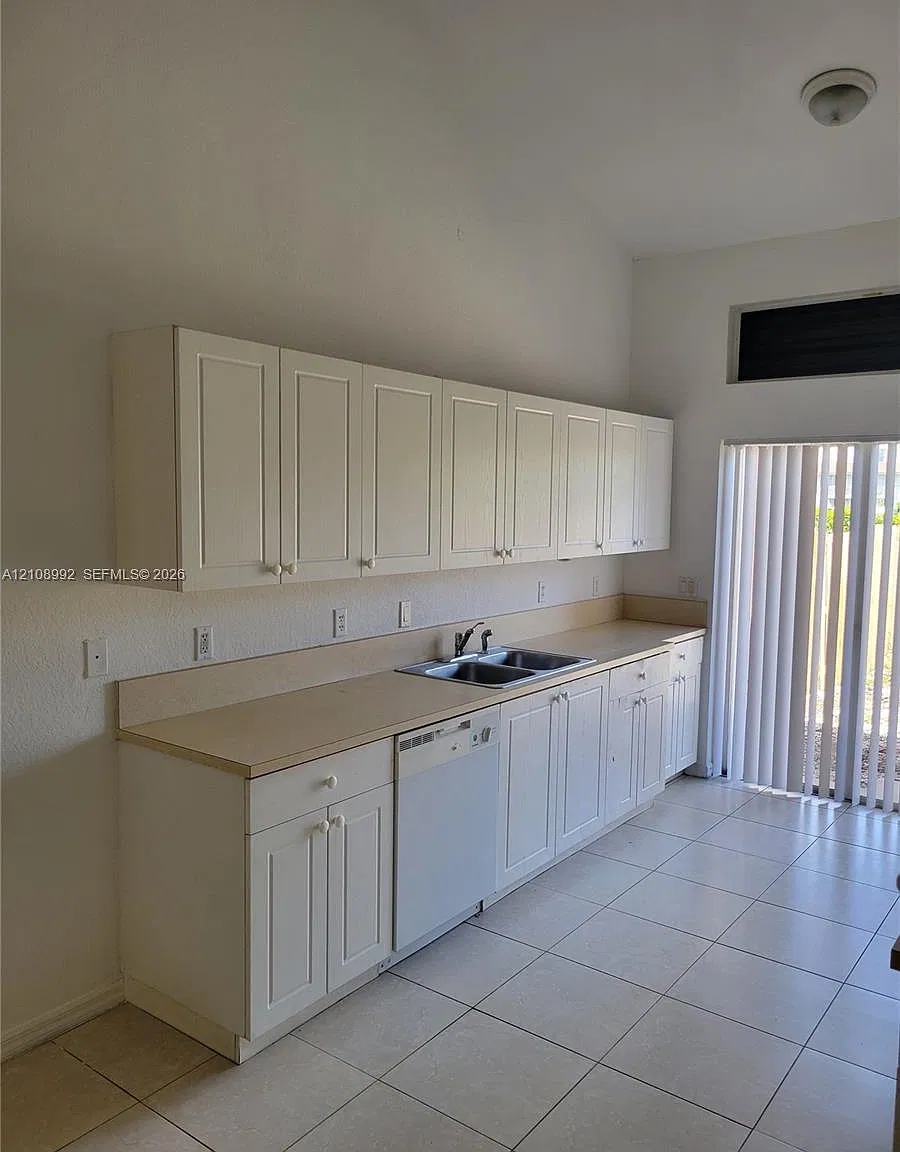 117 SE 3rd Ave — Photo 2