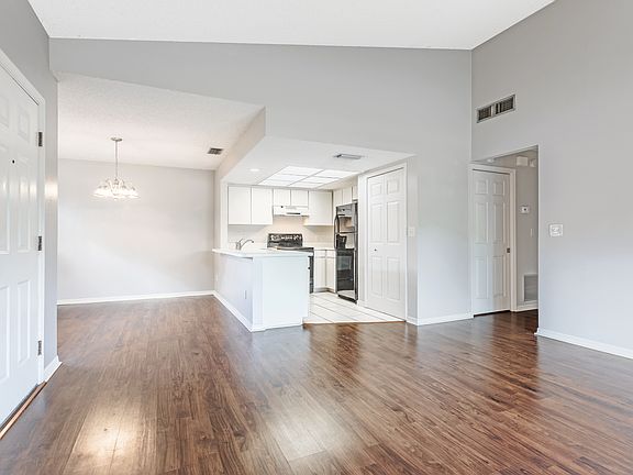 4th image of 220 Killarney Bay Ct #6-2