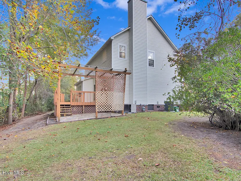 102 Huntington Ct — Photo 29