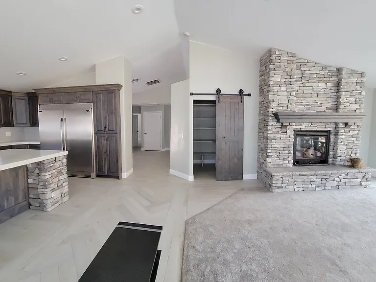 1065 N Canyon St — Photo 6