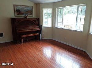 4th image of 1563 NE Yaquina Heights Dr