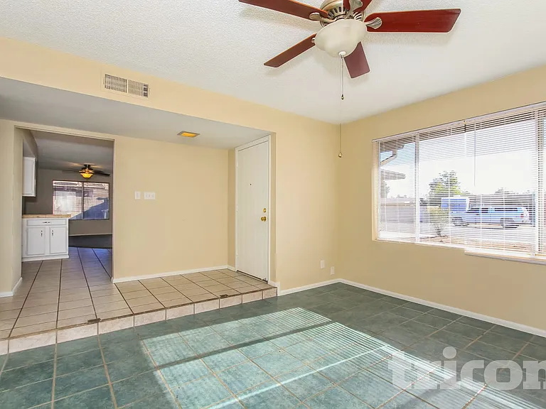 5526 W Angela Dr — Photo 3