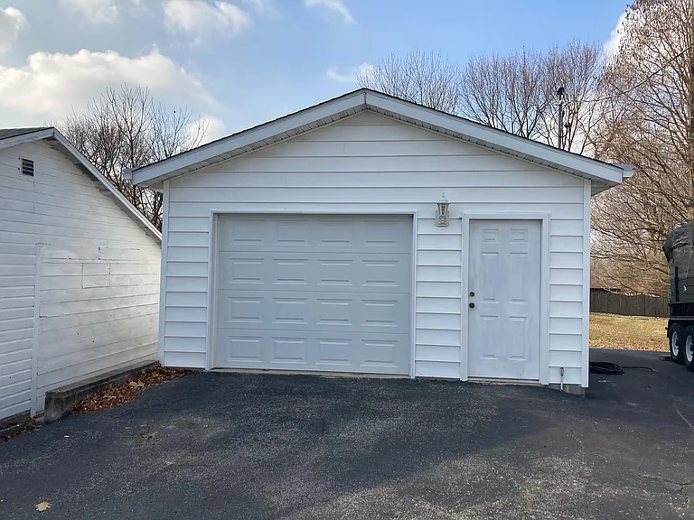 9810 Bunkum Rd — Photo 3