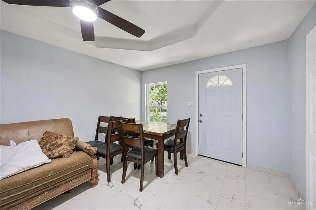 4 bed, 3.0 bath, 2570 sqft, $2,000 — Photo 2