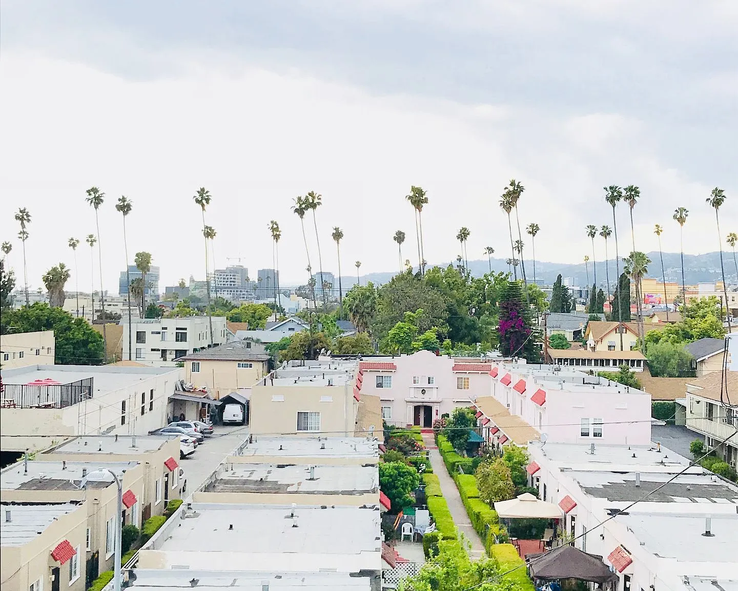 Chateau Los Feliz — Photo 3