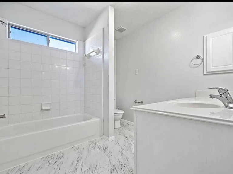 8823 Emerald Heights Ln — Photo 16