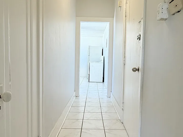 1441 Wyandotte St E #13 — Photo 4