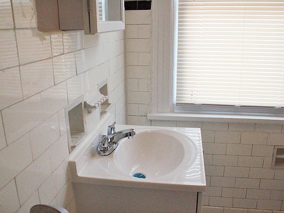 10-2nd bathroom on the 2nd flor...jpg