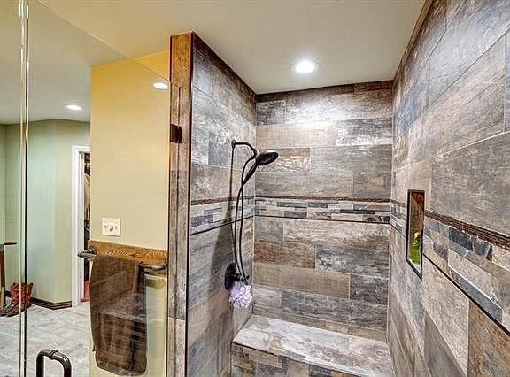 5th image of 128 Oakwood Ct