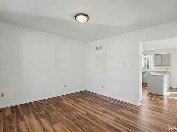3rd image of 9 Schrader Farm Ct