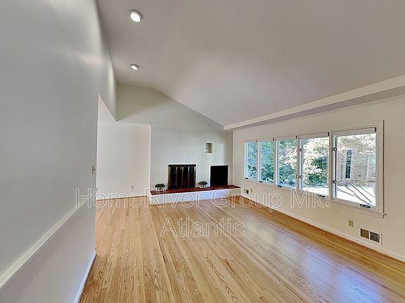 4th image of 4126 N Randolph St