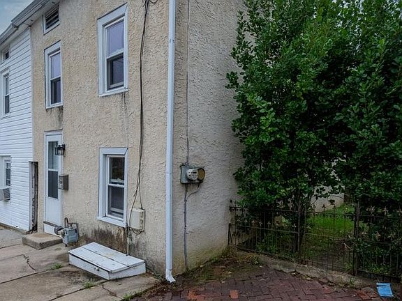 3rd image of 218 Ann St