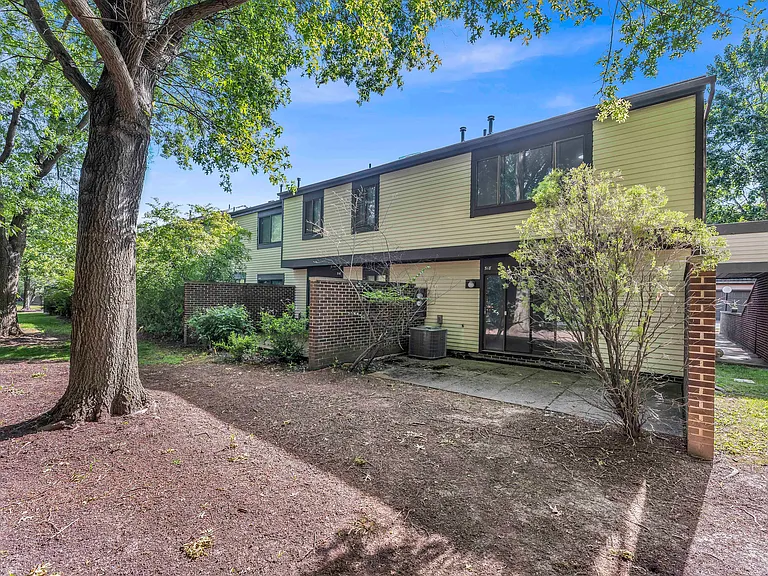 518 Turnberry Ln — Photo 25