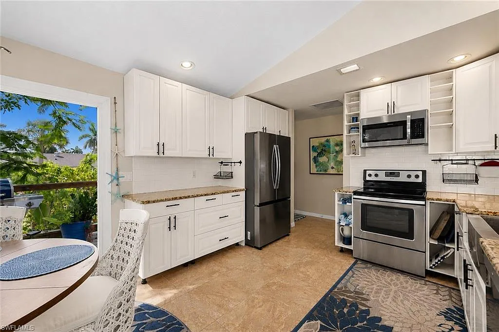 2 bed, 1.0 bath, 936 sqft, $2,700 — Photo 2