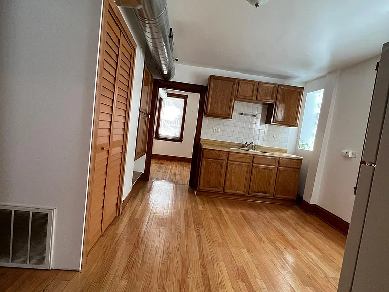 1238 N Maplewood Ave #1R — Photo 4