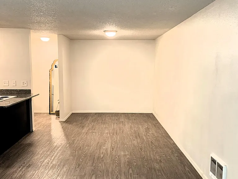 2301 SE Courtney Ave #10 — Photo 2