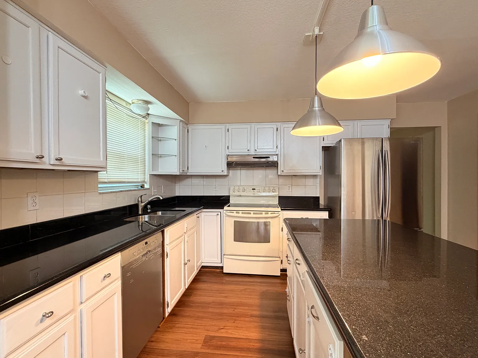 3 bed, 2.5 bath, 2061 sqft, $2,600 — Photo 4