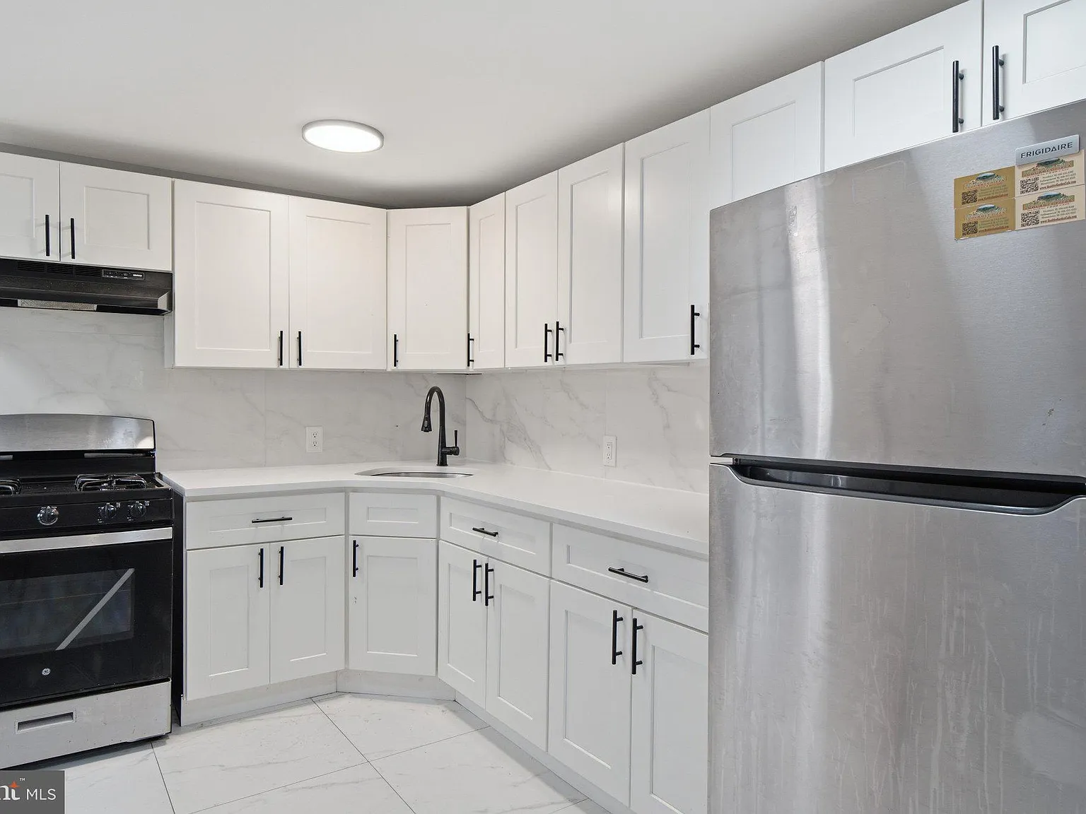 3 bed, 1.0 bath, 2252 sqft, $2,500 — Photo 2