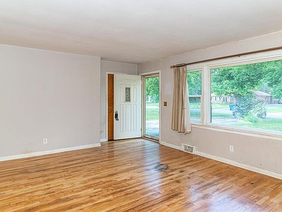 5th image of 226 Heather Dr