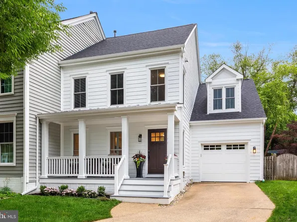215 Andover Ct NE, Leesburg, VA 20176