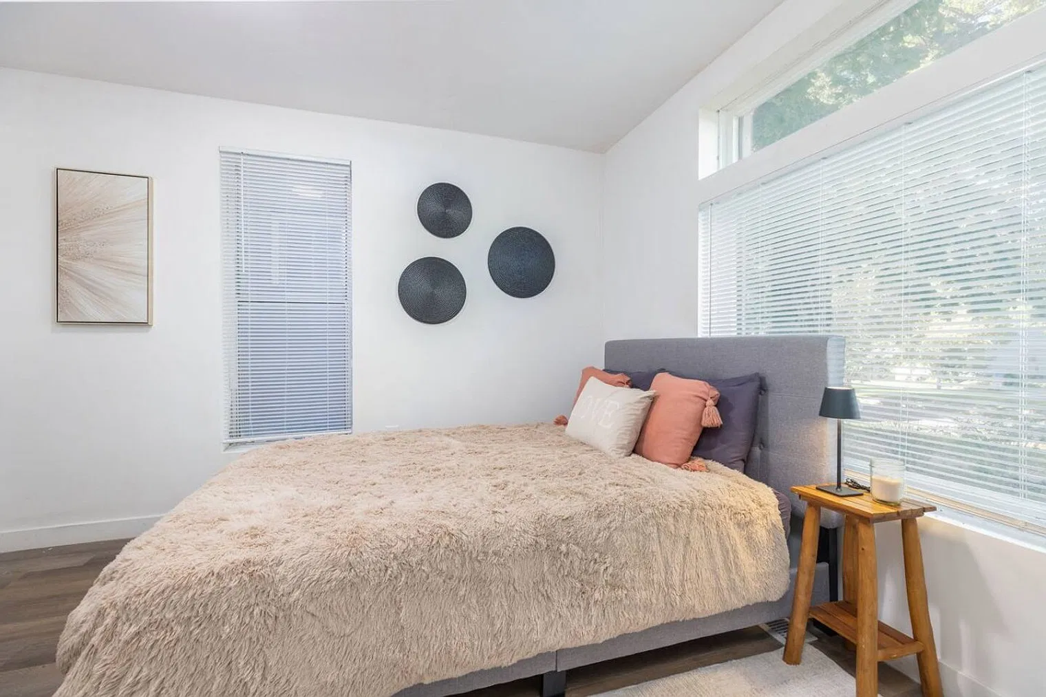 3 bed, 1.0 bath, 1076 sqft, $2,524 — Photo 4