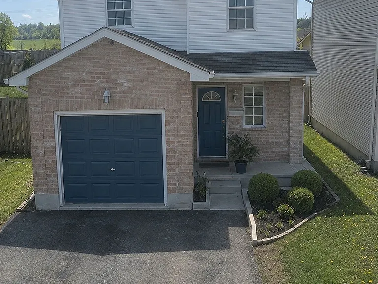 33 Phair Cres #1 — Photo 1