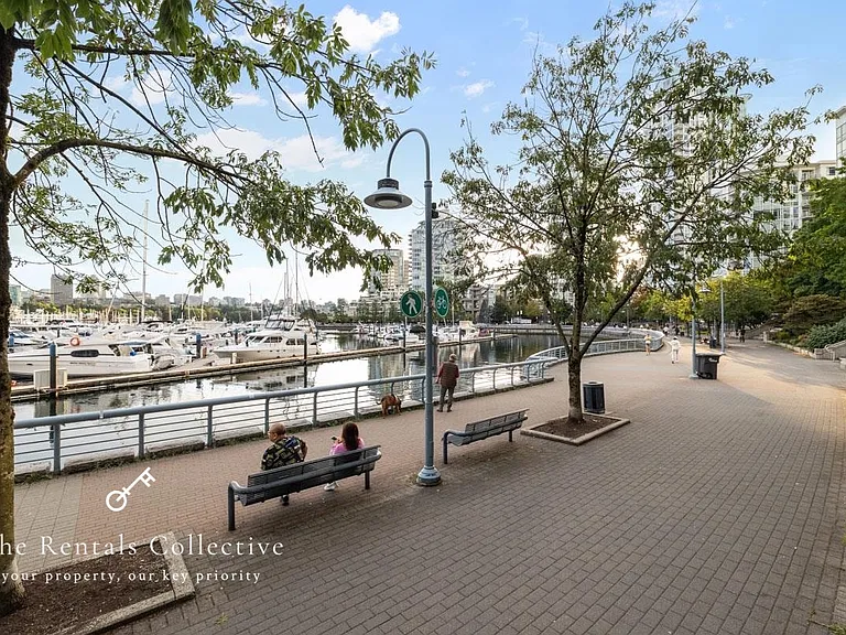 1077 Marinaside Cres #1207 — Photo 19