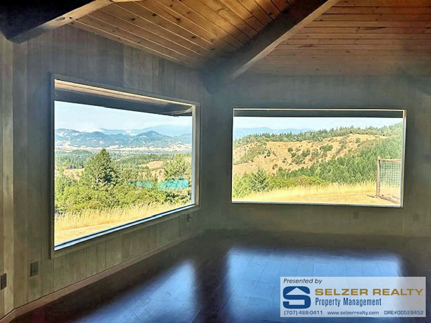 Unique 3 bd. ridgetop home w/ inground pool & amazing view! — Photo 2