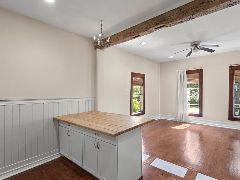 408 S College St — Photo 11