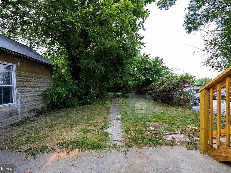 209 E Martin St #B — Photo 31