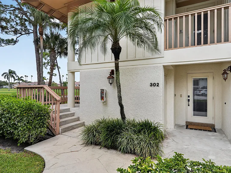 302 Brackenwood Cir — Photo 2