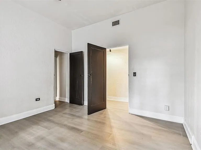 2102 W La Salle St — Photo 48