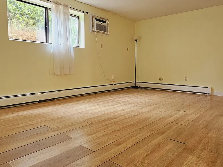 135 English Village Rd — Photo 4