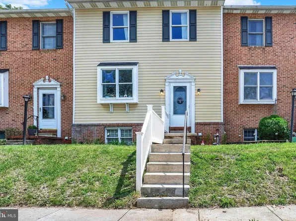 53 High St APT E, Stewartstown, PA 17363