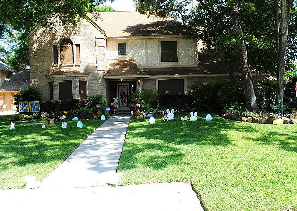 Drive up and say "wow". Lush landscaping adds so much curb appeal to your new home!