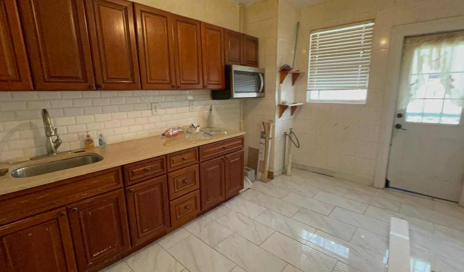 4 bed, $3,900 — Photo 1