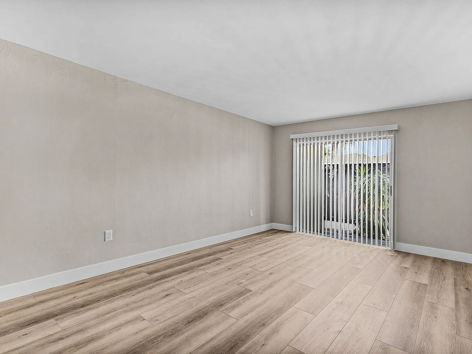 1917 Maravilla Ave — Photo 3