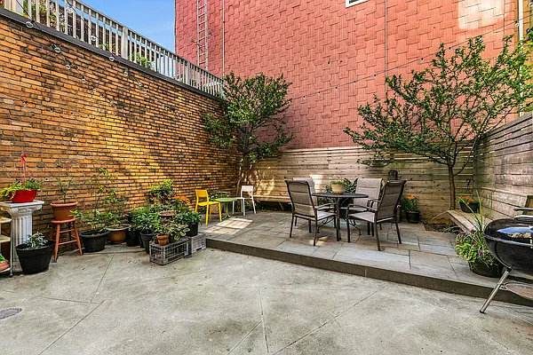 Sold by Compass | media 21