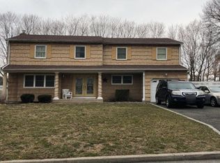 4 Eason Dr, Ridge, NY 11961