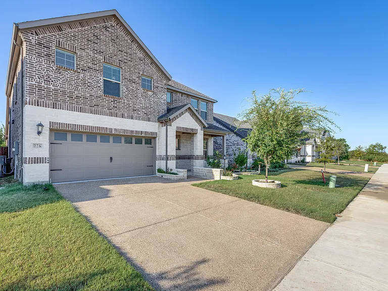 226 Stonebrook Trl — Photo 2