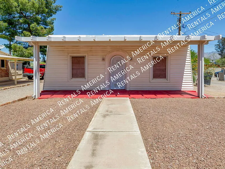 1119 E Silver St — Photo 3
