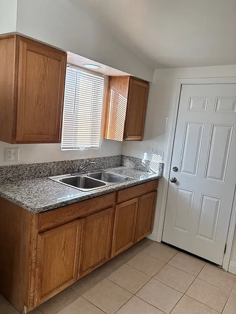 2 bed, 750 sqft, $1,100 — Photo 2