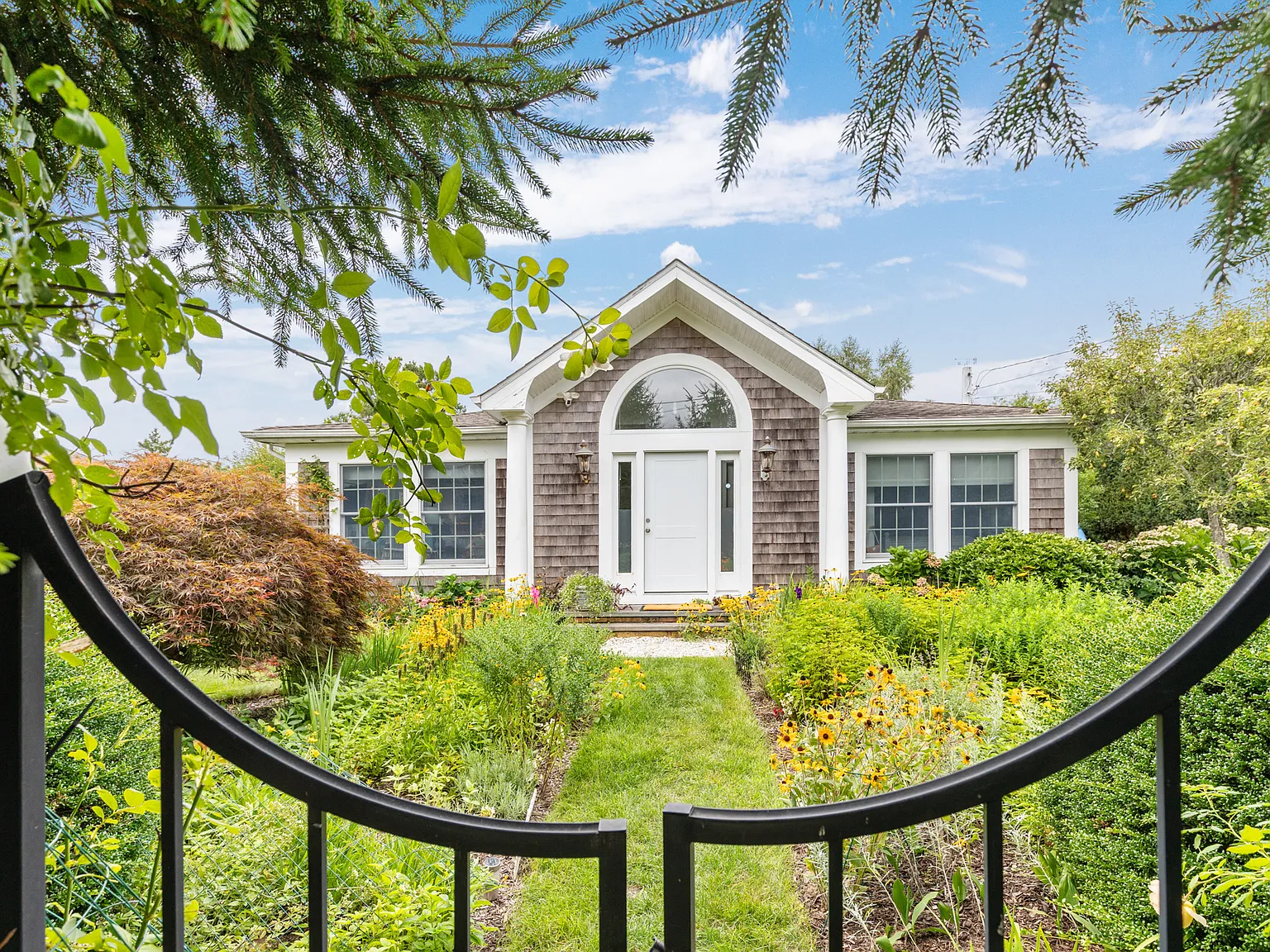 English Garden Retreat with Private Bay Access — Photo 2