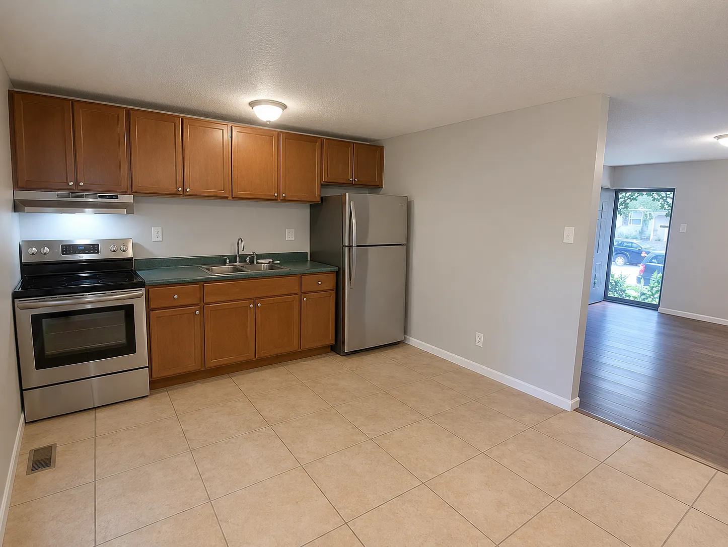 3 bed, 1189 sqft, $1,999 — Photo 3